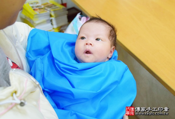 剃胎毛、滿月剃頭、嬰兒剃頭、嬰兒理髮、嬰兒剃髮、嬰兒剃胎毛、嬰兒滿月剃頭、寶寶剃頭、剃胎毛儀式、剃胎毛吉祥話、滿月剃頭儀式、滿月剃頭吉祥話、寶寶剃胎毛、寶寶滿月剃頭理髮、新北永和區剃胎毛、新北永和區滿月剃頭、新北永和區嬰兒剃頭剃胎毛、新北永和區嬰兒理髮、新北永和區嬰兒剃髮、陳寶寶(新北永和區嬰兒寶寶滿月剃頭理髮、免費嬰兒剃胎毛儀式吉祥話)。中國風會場，爸媽寶貝免費穿「日中韓」古裝禮服。專業拍照、DVD光碟、證書。★購買「臍帶章、肚臍章、胎毛筆刷印章」贈送：剃頭、收涎、抓周，三選一。2016.01.13 照片15